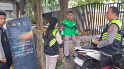 Lombok Barat, NTB – Kepolisian Resor Lombok Barat (Polres Lobar) menunjukkan komitmennya dalam menjaga kesehatan dan kesejahteraan Masyarakat. Khususnya para pengemudi ojek online (ojol), melalui kegiatan pemeriksaan kesehatan dan pemberian vitamin gratis. Inisiatif SI DOKKES Polres Lombok Barat Kapolres Lombok Barat, Polda NTB, AKBP Yasmara Harahap, S.I.K., melalui Kepala Bagian Sumber Daya Manusia (Kabag SDM), AKP Dewi Komalasari, S.H., mengatakan bahwa program pemeriksaan kesehatan gratis ini diinisiasi oleh Bidang Kedokteran dan Kesehatan (Dokkes) Polres Lombok Barat. Dengan fokus utama pada kelompok masyarakat yang memiliki mobilitas tinggi dan rentan terhadap berbagai risiko kesehatan. "Kami ingin memastikan bahwa para pengemudi ojek online, sebagai salah satu garda terdepan perekonomian digital, tetap dalam kondisi prima," ujar Kepala Bagian Sumber Daya Manusia (Kabag SDM) Polres Lombok Barat, AKP Dewi Komalasari, S.H. Kegiatan ini secara spesifik dilaksanakan pada Kamis (12/6/2025), dipusatkan di area yang mudah dijangkau oleh para pengemudi ojek online di wilayah Lombok Barat. Antusiasme terlihat dari kehadiran para peserta yang berbondong-bondong untuk memeriksakan kondisi kesehatan mereka. Manfaat Langsung bagi Pengemudi Ojek Online Dalam kegiatan ini, para pengemudi ojek online mendapatkan beragam layanan kesehatan, termasuk pemeriksaan tekanan darah, cek gula darah, serta konsultasi kesehatan singkat dengan tenaga medis dari Dokkes Polres Lombok Barat. Selain itu, mereka juga diberikan suplemen vitamin untuk menjaga daya tahan tubuh, terutama mengingat intensitas kerja yang tinggi di jalan raya. "Kami sangat terbantu dengan adanya program seperti ini. Kadang kami tidak sempat memeriksakan kesehatan karena sibuk bekerja," tutur salah satu pengemudi ojek online yang enggan disebutkan namanya. "Pemberian vitamin juga sangat bermanfaat, apalagi di musim pancaroba seperti sekarang." Target dan Dampak Positif Pada kesempatan ini, Polres Lombok Barat menargetkan setidaknya 25 orang pengemudi ojek online dapat terlayani. Angka ini diharapkan dapat terus meningkat pada kegiatan serupa di masa mendatang. AKP Dewi Komalasari menambahkan bahwa target 25 orang ini adalah awal. “Kami berharap kegiatan ini dapat menjadi agenda rutin dan menjangkau lebih banyak lapisan masyarakat di kemudian hari,” imbuhnya. Inisiatif seperti ini tidak hanya mencerminkan peran kepolisian dalam menjaga keamanan dan ketertiban, tetapi juga menunjukkan kepedulian terhadap aspek kesehatan dan kesejahteraan sosial. Dengan kondisi fisik yang prima, para pengemudi ojek online diharapkan dapat menjalankan profesi mereka dengan lebih optimal, yang pada akhirnya akan berdampak positif pada stabilitas ekonomi lokal. Komitmen Polres Lombok Barat untuk Masyarakat Kegiatan bakti kesehatan ini merupakan salah satu dari sekian banyak program sosial yang digalakkan oleh Polres Lombok Barat. Komitmen untuk selalu hadir dan memberikan pelayanan terbaik kepada masyarakat adalah pijakan utama. Melalui program SI DOKKES, Polres Lombok Barat berharap dapat terus berkontribusi dalam menciptakan masyarakat yang sehat dan produktif. "Ini adalah wujud nyata kepedulian kami terhadap masyarakat. Kami ingin Polri tidak hanya dilihat sebagai penegak hukum, tetapi juga sebagai sahabat masyarakat yang peduli terhadap kesejahteraan mereka," pungkas AKP Dewi Komalasari. Dengan berlanjutnya program-program kemanusiaan seperti ini, diharapkan sinergi antara kepolisian dan masyarakat dapat semakin erat. Menciptakan lingkungan yang lebih aman, sehat, dan sejahtera bagi seluruh warga Lombok Barat.