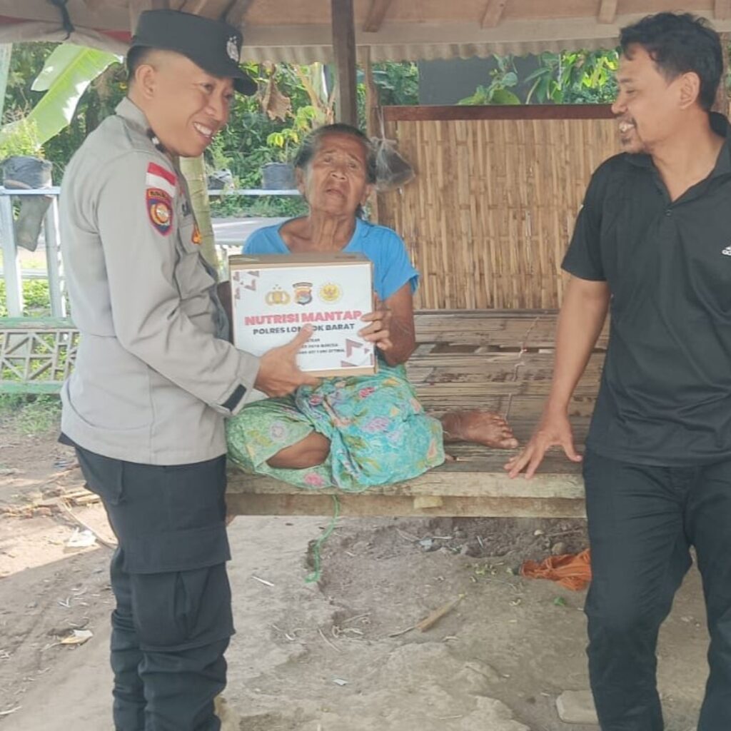 Polsek Sekotong Salurkan Bantuan Nutrisi di Dusun Sayong