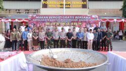 Kapolda NTB Duduk Lesehan Bareng Siswa, Cicipi Menu MBG di Polres Lombok Tengah