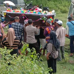 Polsek Alas Gelar Bakti Sosial “Polri Peduli Kedukaan” di Pemakaman Tionghoa