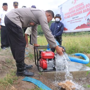 Kapolres Sumbawa Barat Resmikan dan Serahkan Sumur Bor kepada Kelompok Tani di Desa Beru dalam Rangka Hari Bhayangkara ke-79