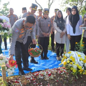 Peringati Hari Bhayangkara ke-79, Baharkam Polri Ziarah ke Makam Briptu Anumerta Ghalib
