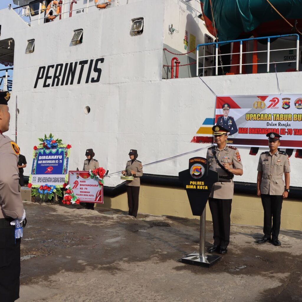 Polres Bima Kota Gelar Upacara Tabur Bunga Peringati Hari Bhayangkara ke-79 di Dermaga Pelabuhan Bima