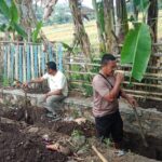 Bhabinkamtibmas Kelurahan Rite Gotong Royong Bersama Warga Bersihkan Parit Cegah DBD