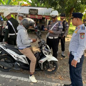 Disiplin Berlalu Lintas Diperkuat, Puluhan Pengendara Ditilang di Keling Kediri