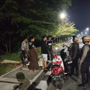Jaga Kamtibmas di Jam Rawan, Samapta Polres Lombok Barat Gelar Patroli Humanis