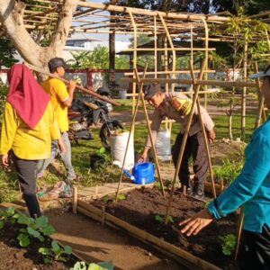 Sinergi Polri–Petani: Optimalisasi Lahan Pekarangan di Desa Kuripan Utara