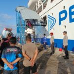 Polsek Kawasan Pelabuhan Laut Bima Amankan Proses Embarkasi dan Debarkasi Kapal KM. AWU di Pelabuhan Bima