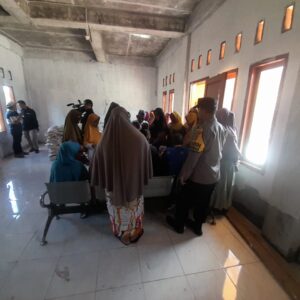 Bhabinkamtibmas Desa Daha Amankan Penyaluran Bansos Ketahanan Pangan Bersama Bupati Dompu