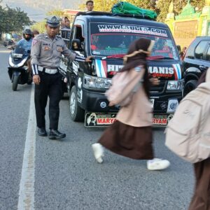 Personel Polsek Rasanae Barat Laksanakan Strong Point Pagi di Depan MTsN 1 Kota Bima