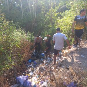 Respon Cepat Personel Polsek Sape, Evakuasi Korban Laka Lantas di Jalan Lintas Sape-Bima