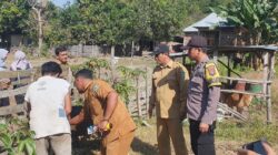 Bhabinkamtibmas Polres Bima Kota Dampingi Petugas Dinas Pertanian Laksanakan Vaksinasi Ternak di Kelurahan Jatibaru Timur