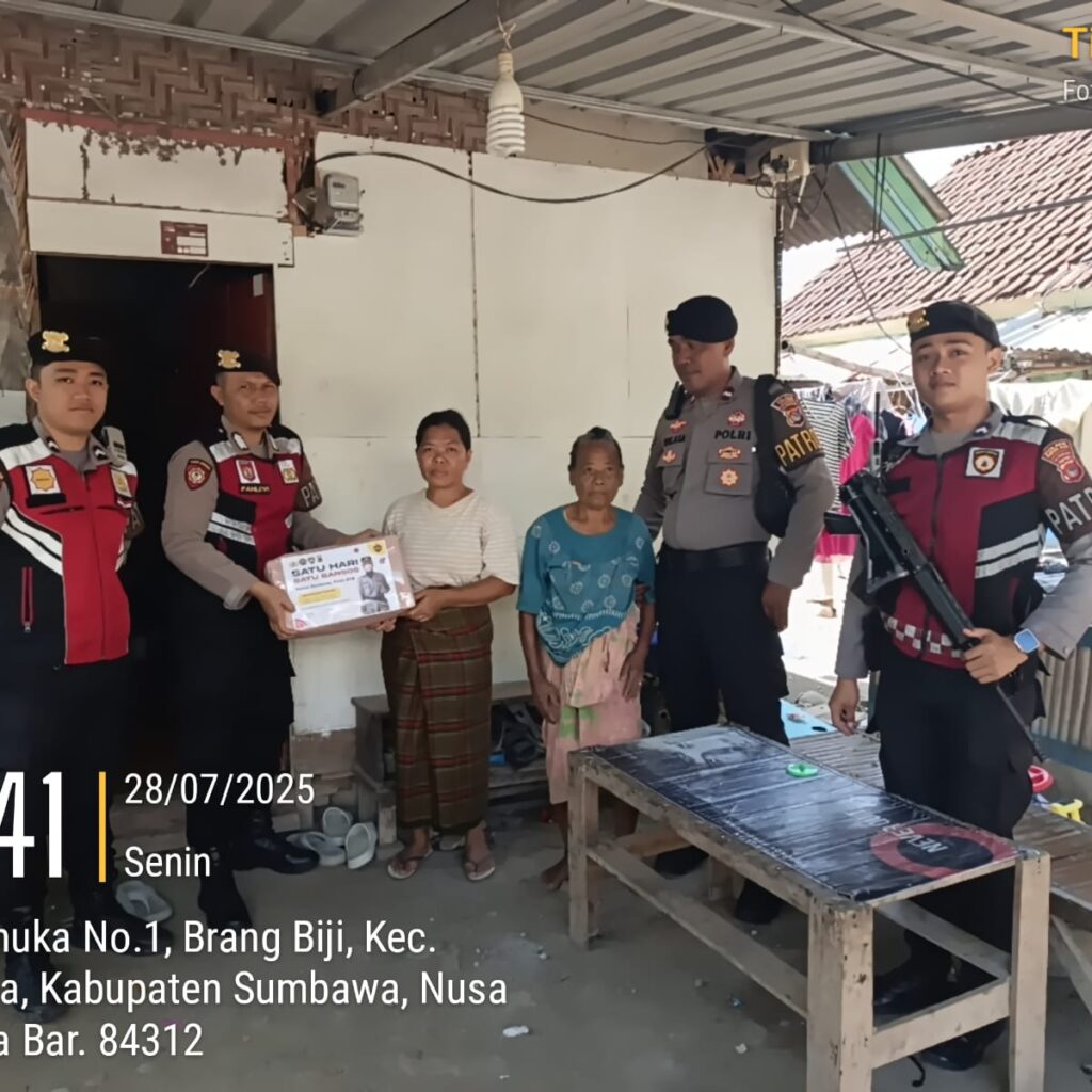 Patroli KRYD Polres Sumbawa Sambangi Warga Melalui Program ‘Satu Hari Satu Bansos’