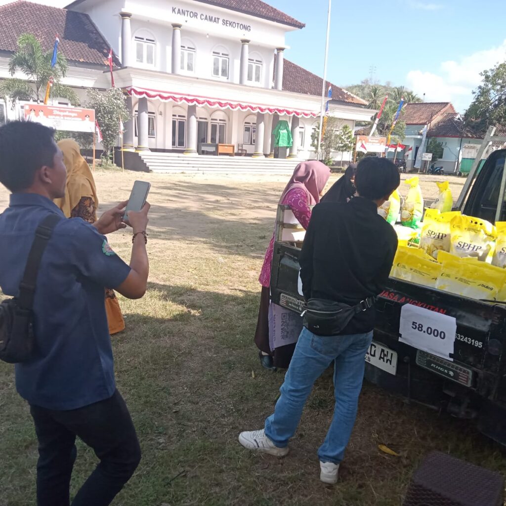 Beras Murah Bulog di Sekotong Stabilkan Harga, Warga Antusias