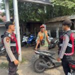 Personel Sat Samapta Polres Lombok Utara Laksanakan Patroli Dialogis Bersama Juru Parkir di Pasar Tanjung