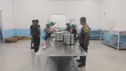 BHABINKAMTIBMAS DESA TERATAK DAMPINGI PENYALURAN PROGRAM MAKANAN BERGIZI GRATIS DI WILAYAH BINAAN