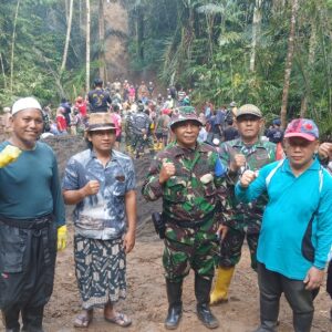 Kades, TNI-Polri bersama Masyarakat Giri Madia dan Dasan Geria Bahu-Membahu Bangun Jembatan