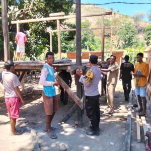 Semangat Kebersamaan, Bhabinkamtibmas Polsek Soromandi Gotong Royong Bersama Warga Binaan