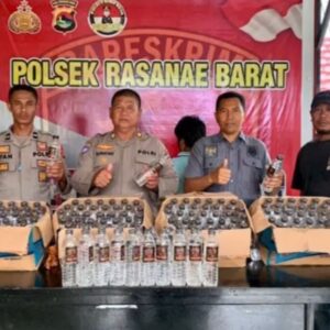 Tim Opsnal Polsek Rasbar Amankan Ratusan Botol Miras dari Bus AKAP Asal Luar Daerah