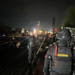 Brimob Amankan Lokasi Anjloknya Kereta Purwojaya di Bekasi