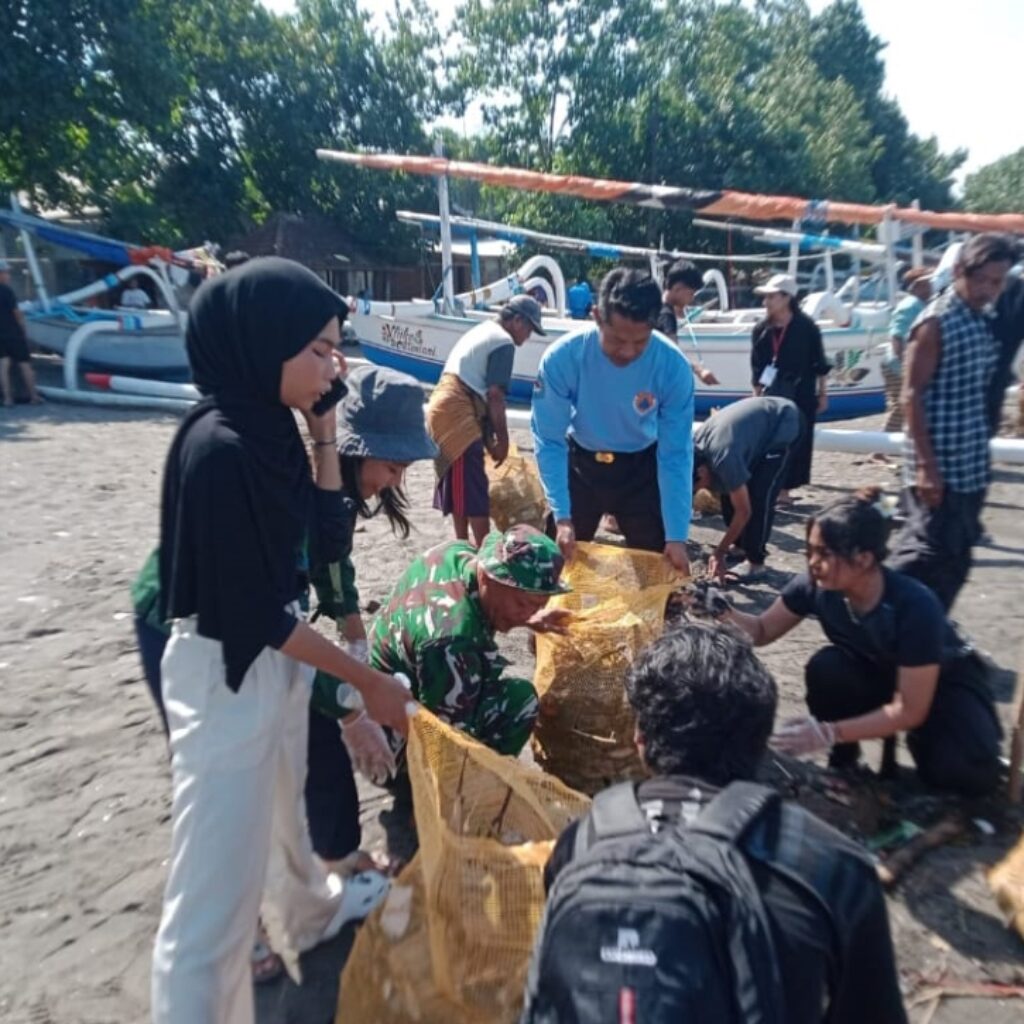 Sinergi Babinsa, Warga, dan Unram Wujudkan Pantai Bersih di Sekarbela
